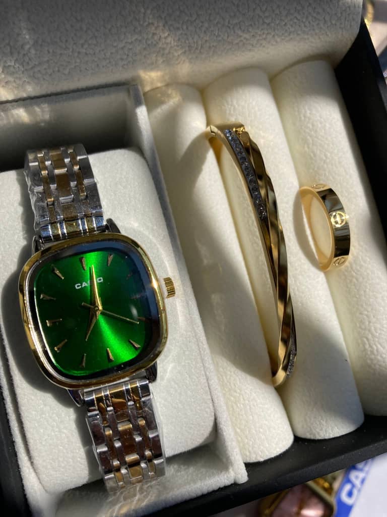 ساعة نسائية انيقة