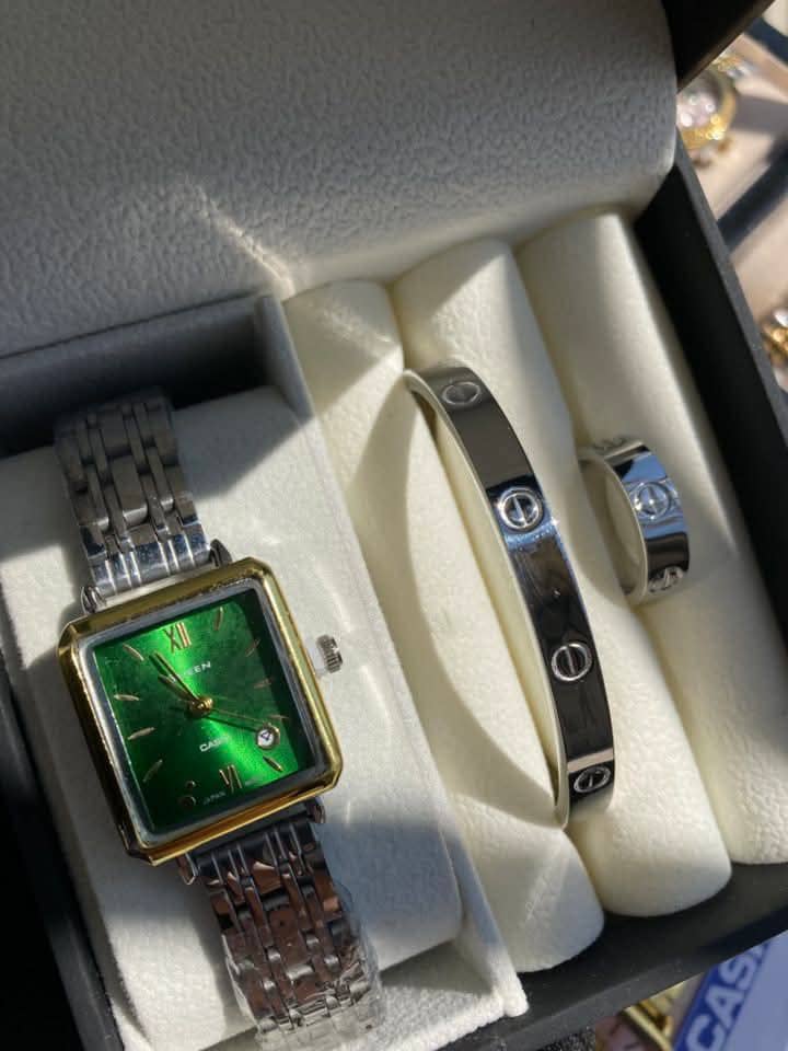 ساعة نسائية فاخرة