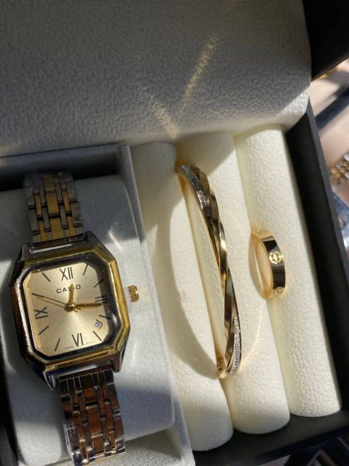 ساعة نسائية فاخرة