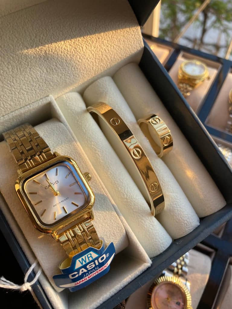 ساعة نسائية فاخرة